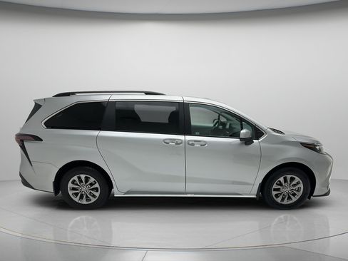 Used 2025 Toyota Sienna XLE FWD image 6