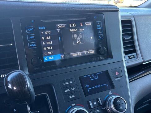 Used 2017 Toyota Sienna XLE 7-Passenger image 19