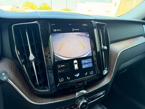 Used 2019 Volvo XC60 T5 Momentum w/ Premium Package FWD image 12