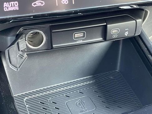 Certified 2025 Kia Niro SX Touring image 37