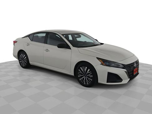 Used 2025 Nissan Altima 2.5 SV FWD image 1