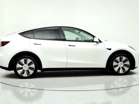 Used 2023 Tesla Model Y AWD image 4