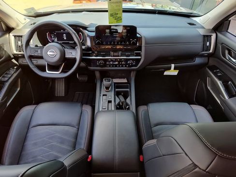 Used 2025 Nissan Pathfinder Platinum w/ Cargo Package image 24