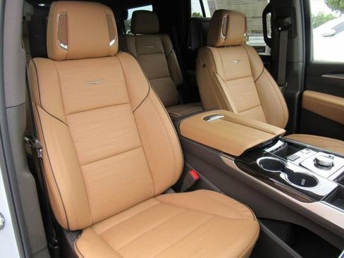 New 2026 Cadillac Escalade Luxury w/ LPO, Radiant Package AWD/4WD image 9