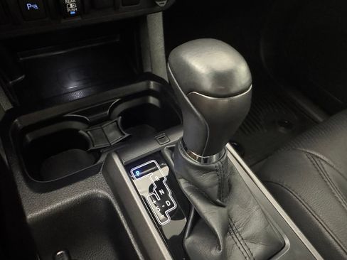 Used 2022 Toyota Tacoma TRD Off-Road w/ Technology Package AWD/4WD image 21