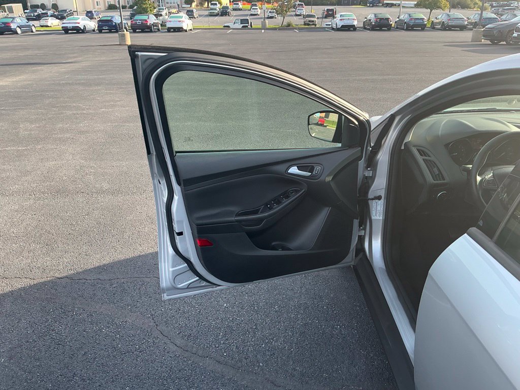 Used 2018 Ford Focus SE w/ Cold Weather Package FWD image 19