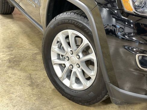 Used 2022 Jeep Grand Cherokee Laredo E image 12