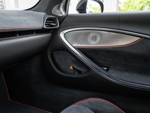 Used 2025 McLaren Artura image 30