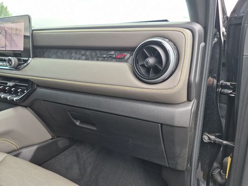 Used 2025 Chevrolet Colorado ZR2 w/ Midnight Edition AWD/4WD image 32