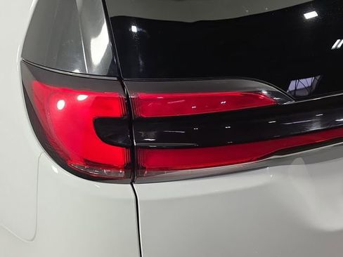 Used 2025 Chrysler Pacifica Select image 36