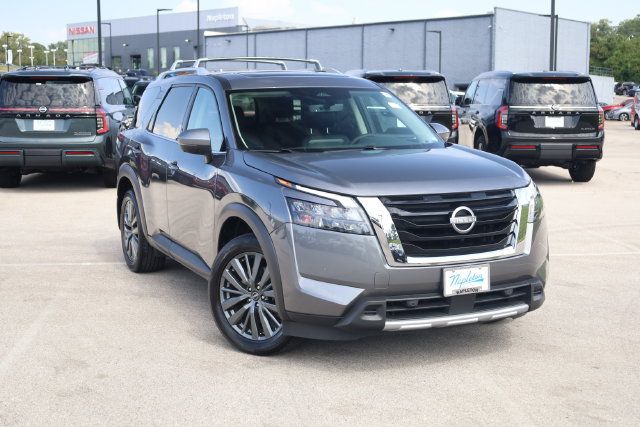 Used 2025 Nissan Pathfinder SL w/ SL Premium Package AWD/4WD image 2