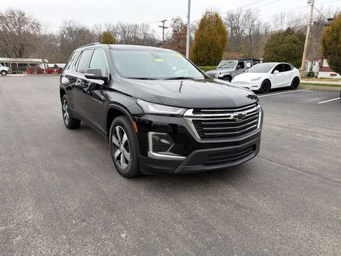 Used 2023 Chevrolet Traverse LT w/ LT Premium Package image 2