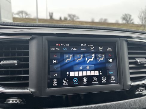 Used 2020 Chrysler Pacifica Touring-L image 28