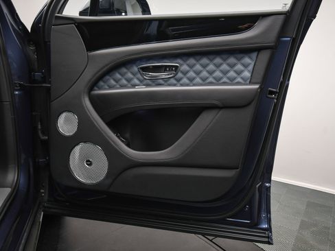 Used 2022 Bentley Bentayga image 46