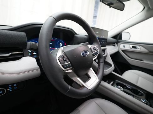 Used 2025 Ford Explorer Active w/ Active Comfort Package image 8