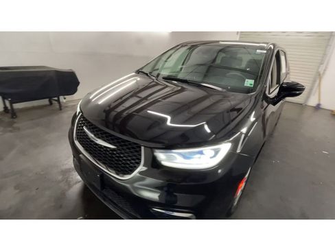 Used 2024 Chrysler Pacifica Touring-L image 4