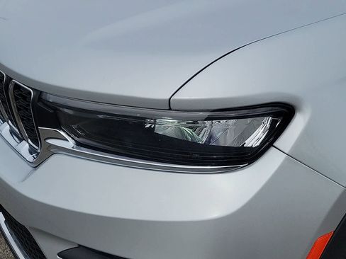 Used 2025 Jeep Grand Cherokee Laredo X w/ Luxury Tech Group I image 10