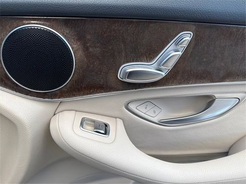 Used 2018 Mercedes-Benz GLC 300 4MATIC w/ Premium Package image 24