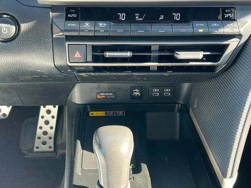 Used 2025 Toyota Camry SE image 31