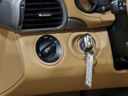 Used 2011 Porsche 911 Cabriolet image 17
