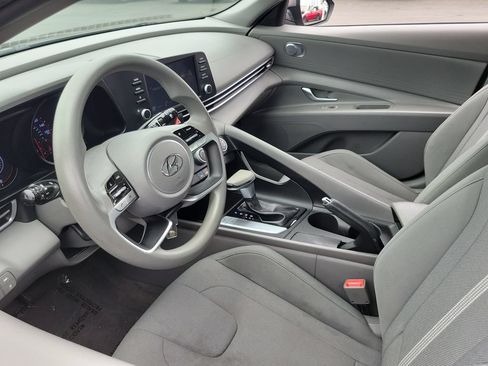 Used 2023 Hyundai Elantra SE w/ Cargo Package FWD image 3