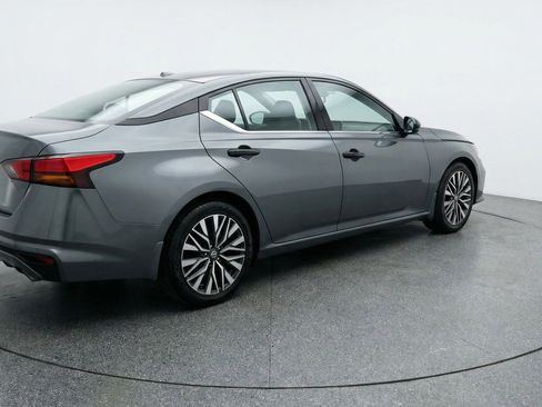 Used 2025 Nissan Altima 2.5 SV FWD image 9