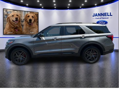 Used 2025 Ford Explorer ST-Line w/ ST-Line Street Pack AWD/4WD image 9