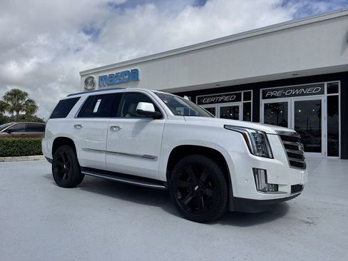 Used 2018 Cadillac Escalade Luxury AWD/4WD image 22