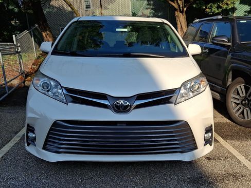 Used 2018 Toyota Sienna XLE w/ XLE Navigation Package FWD image 2
