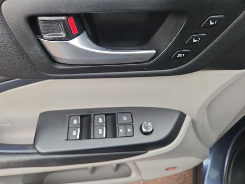 Used 2017 Toyota Highlander Limited AWD/4WD image 30