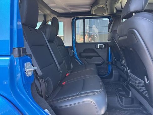 Used 2025 Jeep Wrangler Unlimited Sahara AWD/4WD image 11