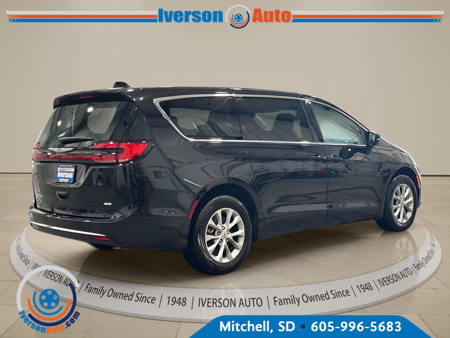 Used 2024 Chrysler Pacifica Touring-L AWD/4WD image 9