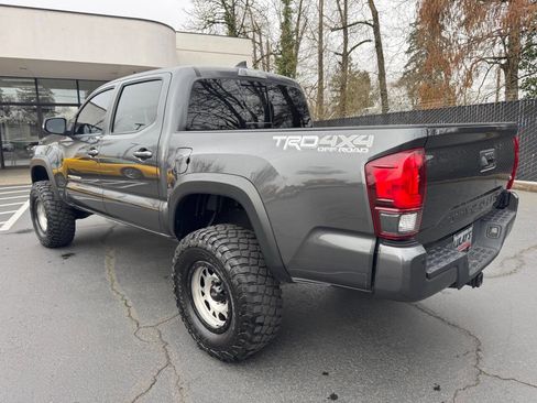 Used 2018 Toyota Tacoma TRD Off-Road w/ Technology Package image 3