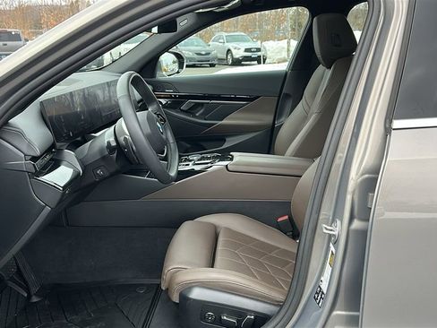 Used 2024 BMW 530i xDrive 530i xDrive w/ Premium Package image 9