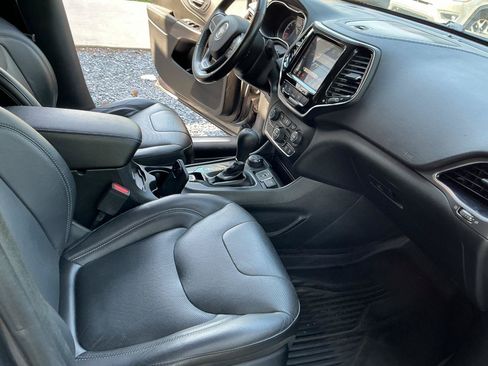 Used 2019 Jeep Cherokee Limited w/ Technology Group AWD/4WD image 20