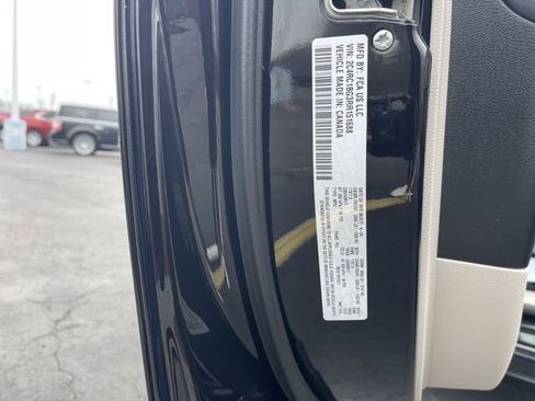 Used 2024 Chrysler Pacifica Touring-L FWD image 33