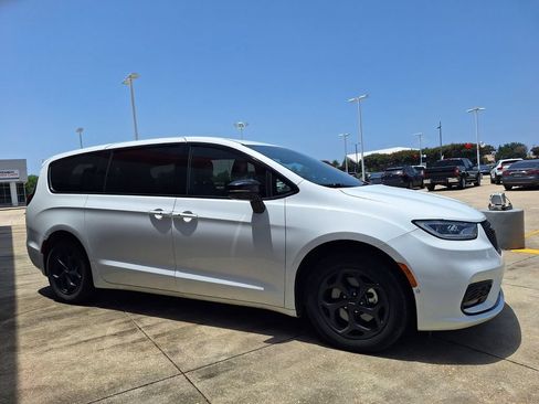 Used 2024 Chrysler Pacifica Limited FWD image 3