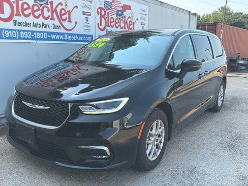 Used 2024 Chrysler Pacifica Touring-L FWD image 6