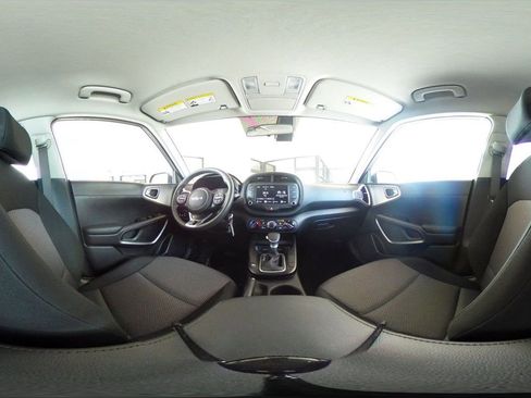 Used 2025 Kia Soul LX w/ LX Technology Package FWD image 40