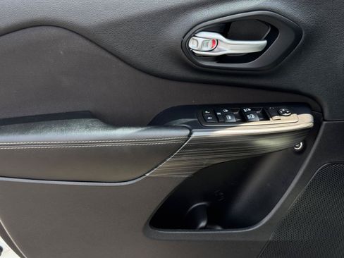 Used 2016 Jeep Cherokee Latitude FWD image 15