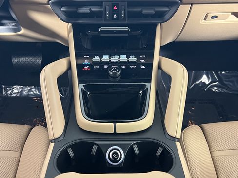 Certified 2025 Porsche Cayenne AWD/4WD image 20