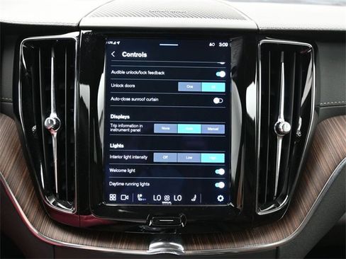 Used 2022 Volvo XC60 B5 Inscription w/ Climate Package image 19