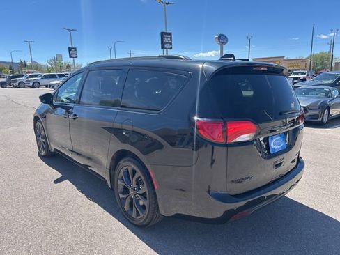 Used 2018 Chrysler Pacifica Limited w/ Advanced Safetytec Group FWD image 7