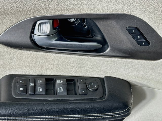 Used 2021 Chrysler Pacifica Touring-L FWD image 21