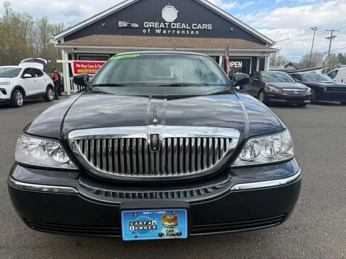 Used 2003 Lincoln Town Car Executive RWD image 2