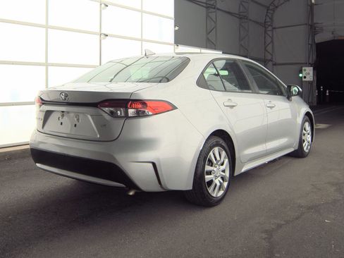 Used 2021 Toyota Corolla LE image 4