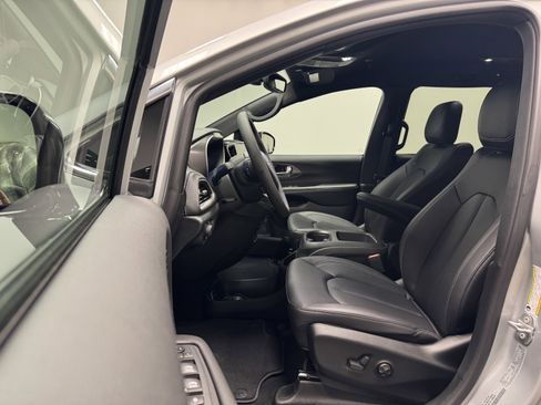 New 2026 Chrysler Pacifica Select image 14