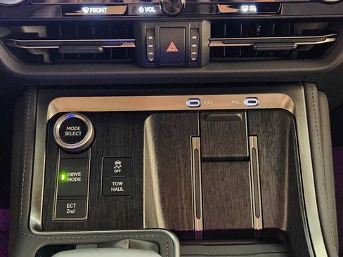 Used 2025 Lexus GX 550 w/ Accessory Package (2T) AWD/4WD image 30