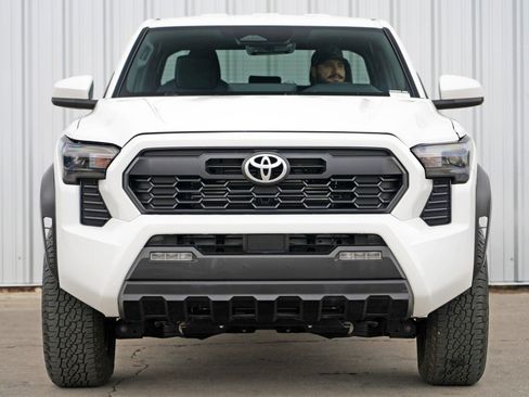 Used 2024 Toyota Tacoma TRD Off-Road image 7