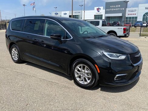 Used 2023 Chrysler Pacifica Touring-L FWD image 8